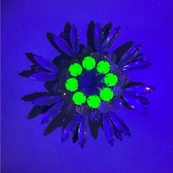 JUDY LEE Demi Parure Signed Uranium Glass Cluster Clip-On Earrings & Brooch Set - Picture 12 of 12